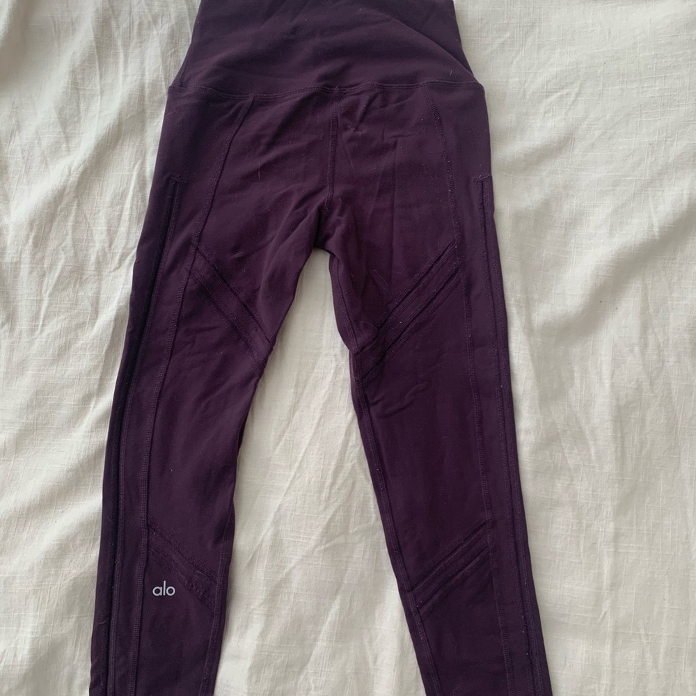 Alo yoga airbrush capri leggings.